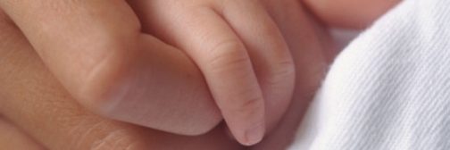 bebe-y-mama-de-la-mano-125625_XL