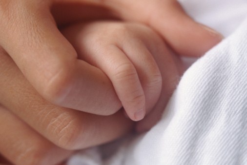 bebe-y-mama-de-la-mano-125625_XL