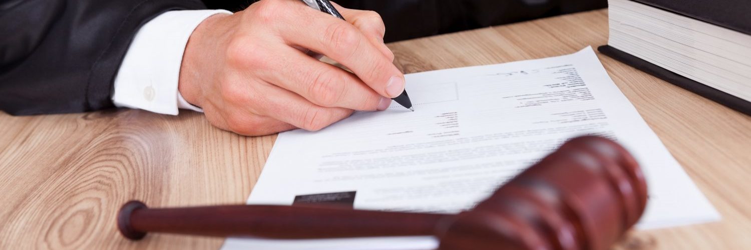 juez firmando sentencia