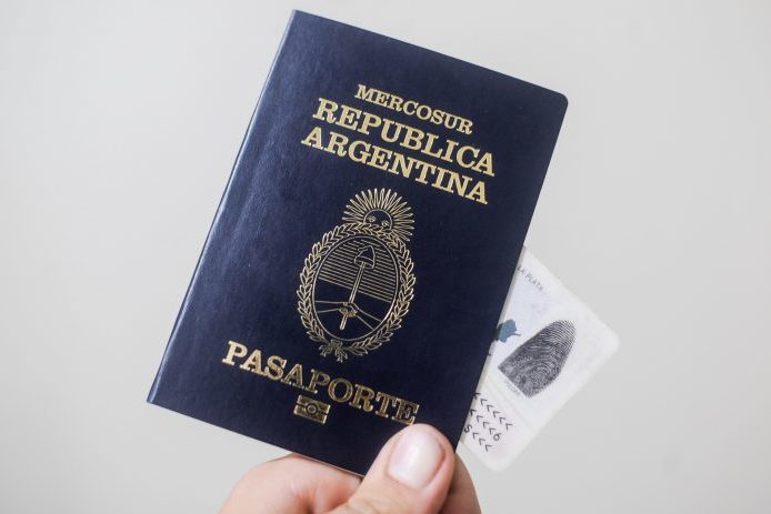 Pasaporte-y-DNI-1-696×463